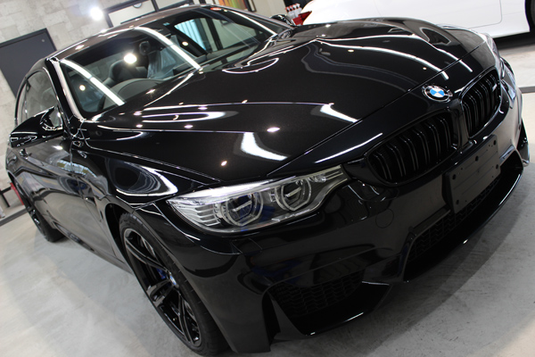 BMW M4 ブラックサファイア ボンネット2