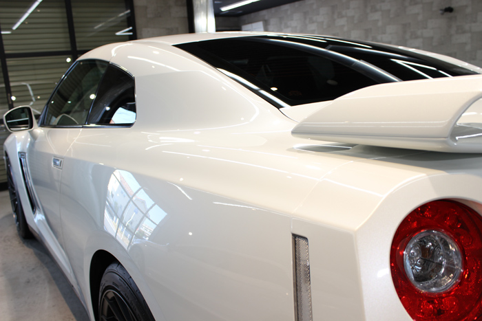 日産 GT-R ブリリアントホワイトパール テールレンズ