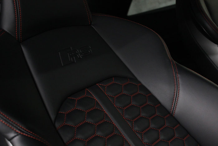 アウディ RS5 グレイシアホワイトメタリック レザーシートコーティング 運転席 アップ