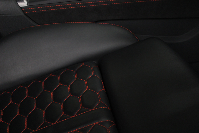 アウディ RS5 グレイシアホワイトメタリック レザーシートコーティング 運転席 座面