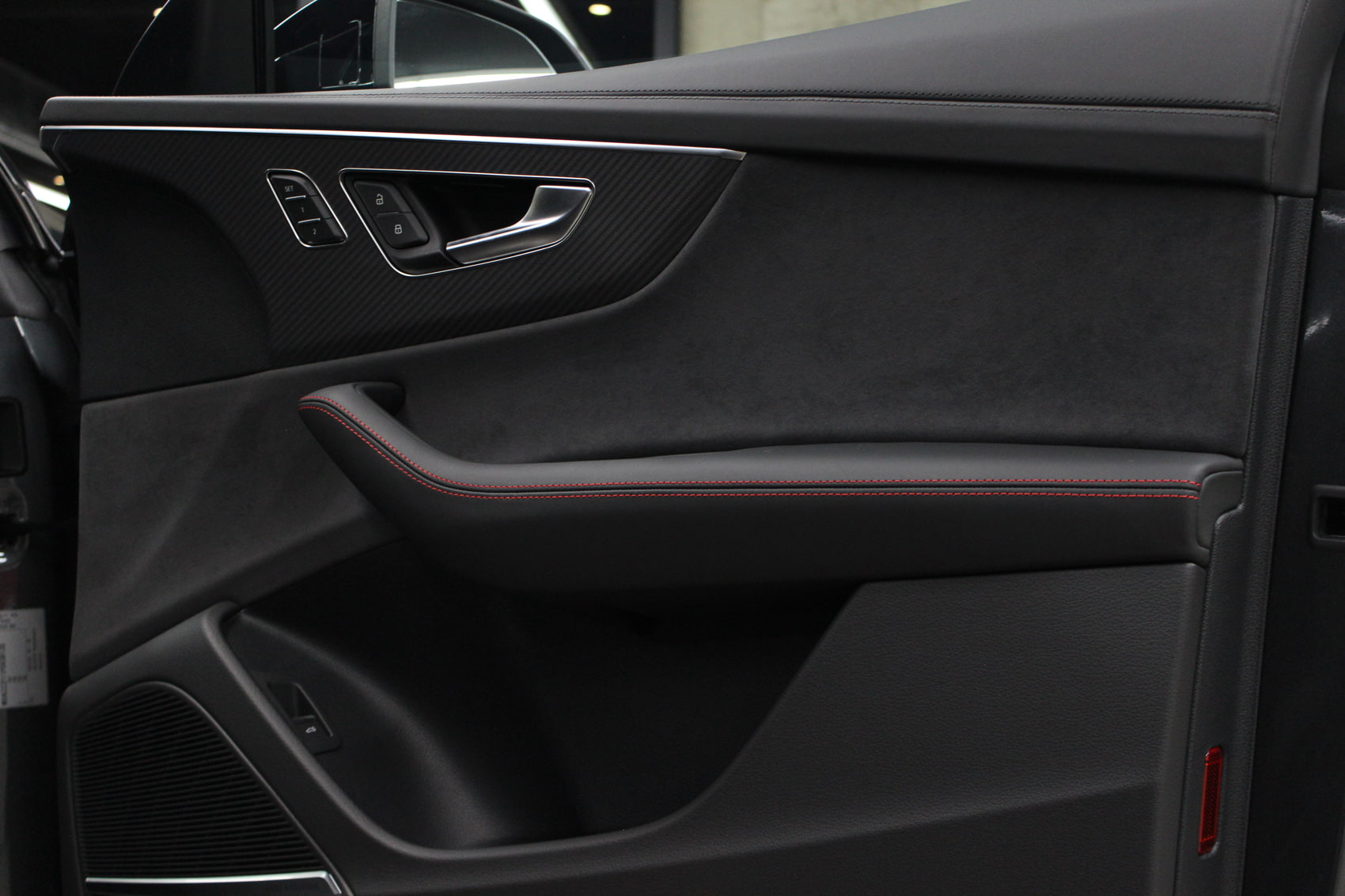 アウディ RS Q8 デイトナグレーパールエフェクト ドアトリム コーティング