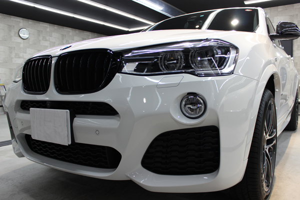 BMW X4 Mスポーツ アルピンホワイト フロントバンパー1