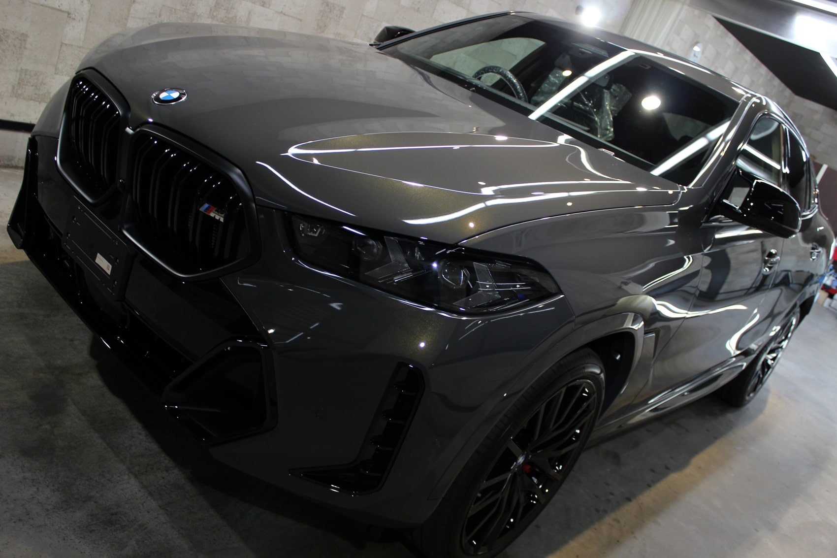 BMW X6 M60i ドラバイトグレー ボンネット
