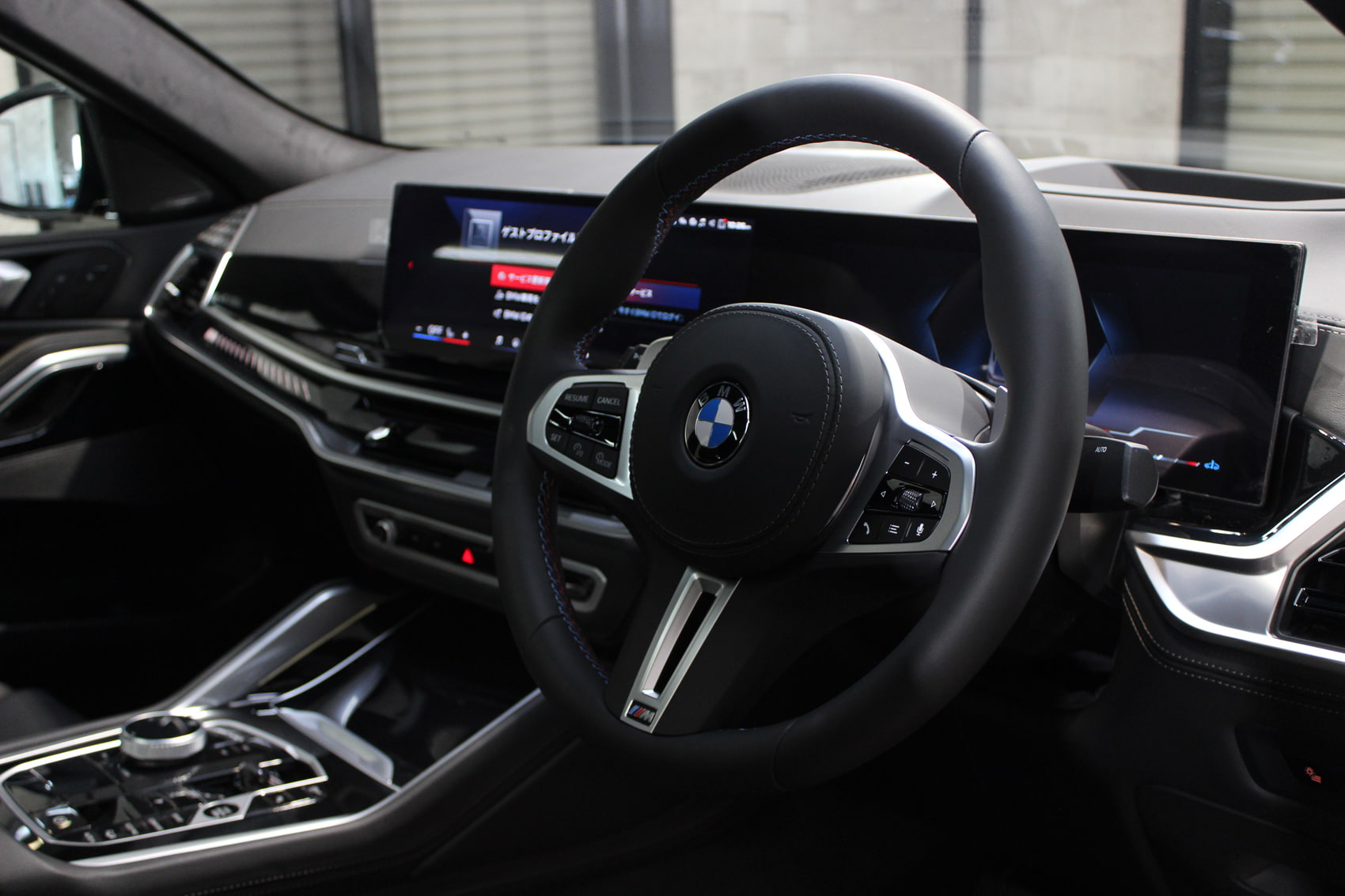 BMW X6 M60i ドラバイトグレー ステアリング