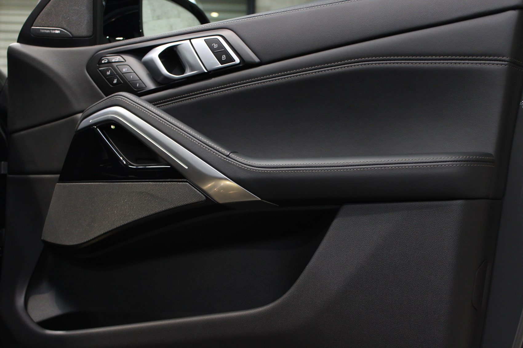 BMW X6 M60i ドラバイトグレー ドアトリム