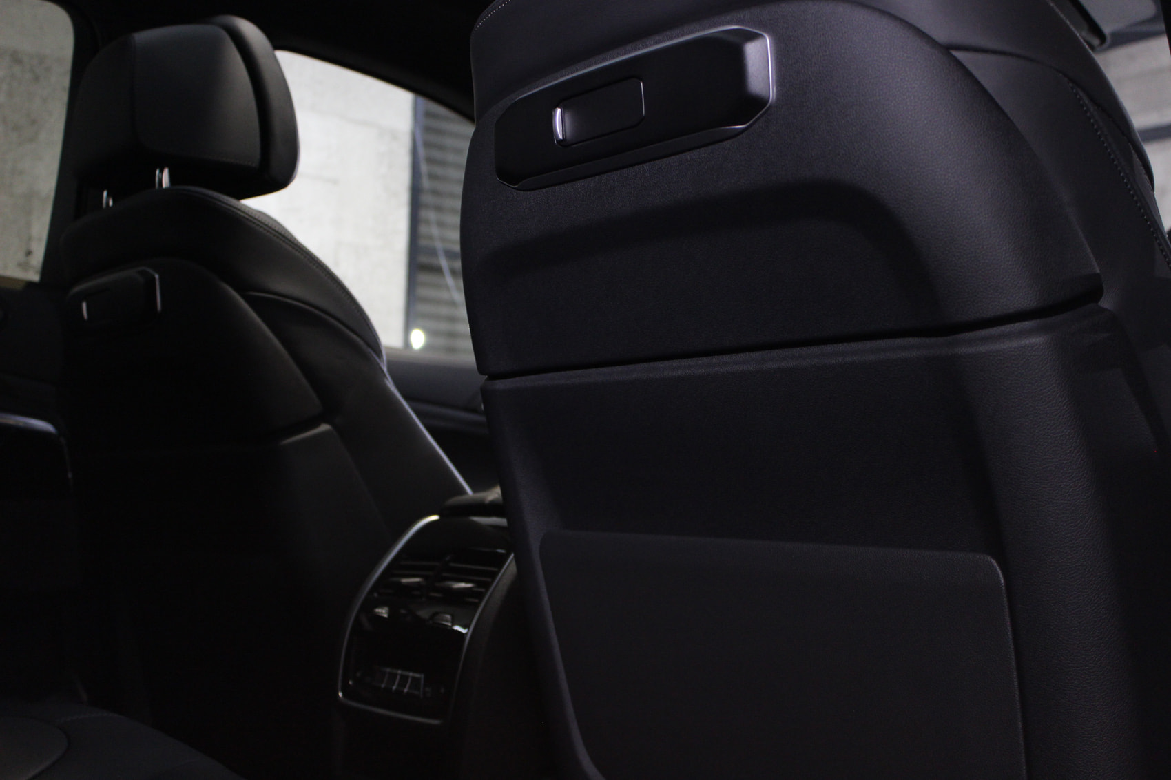 BMW X6 M60i ドラバイトグレー シート 運転席裏面