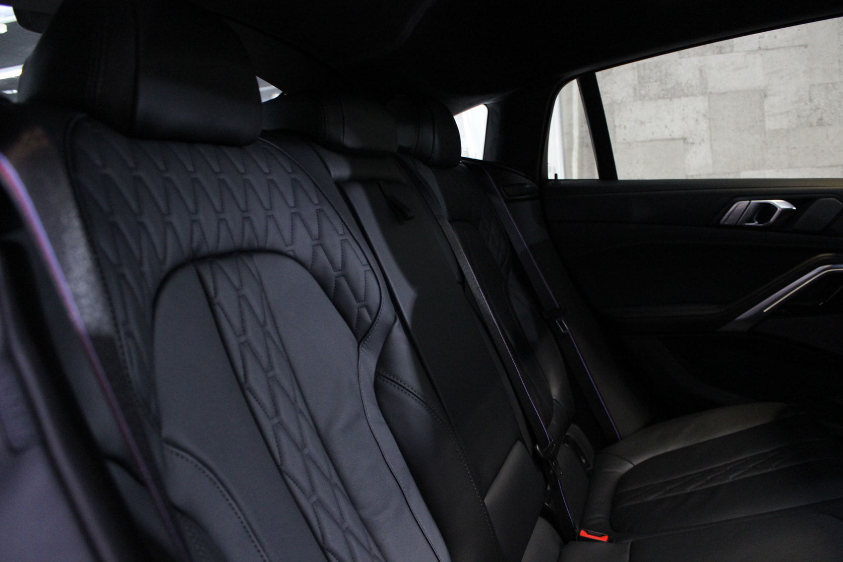 BMW X6 M60i ドラバイトグレー リアシート