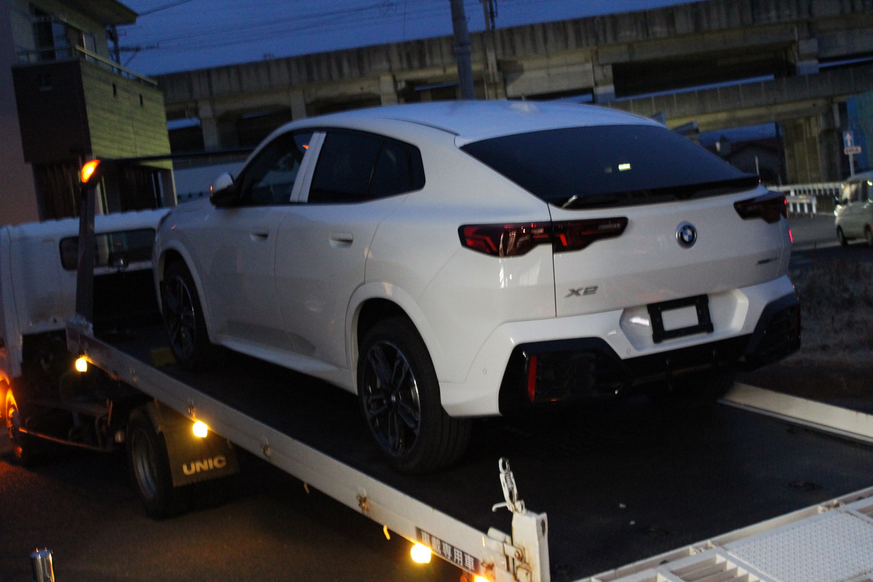 BMW 新車 納車前にコーティング 積載車にて搬入