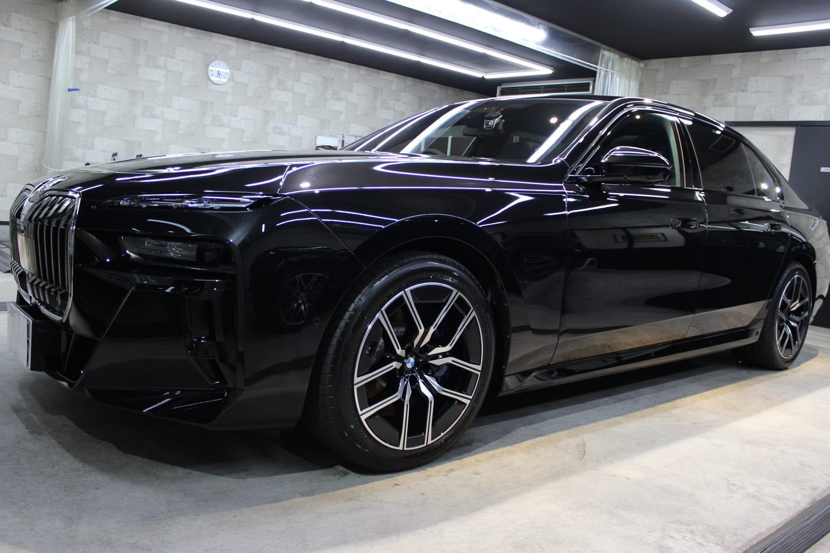 BMW 740i ブラックサファイア フロントバンパー左