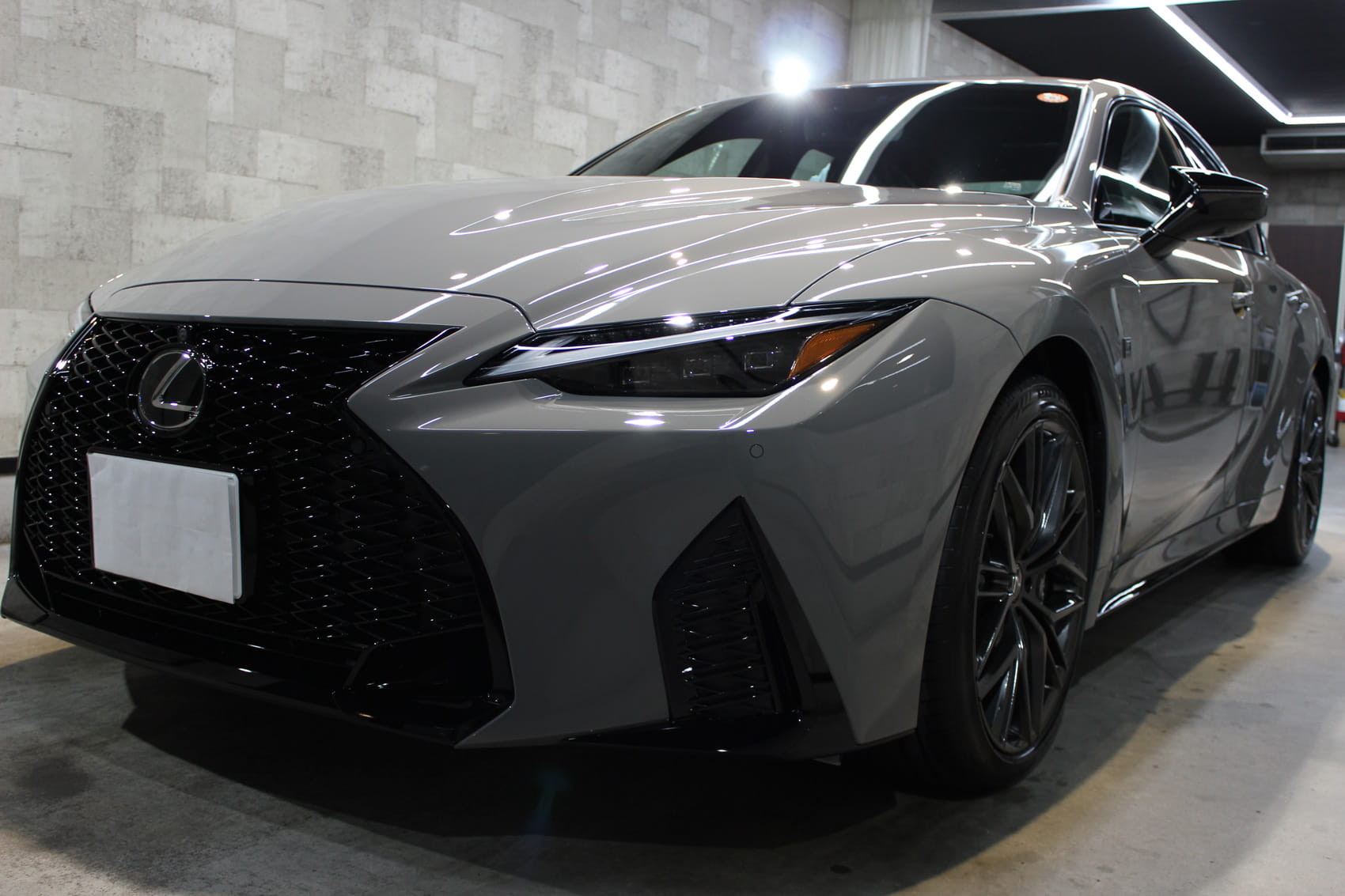 レクサス IS500 チタニウムカーバイドグレー フロントバンパー左