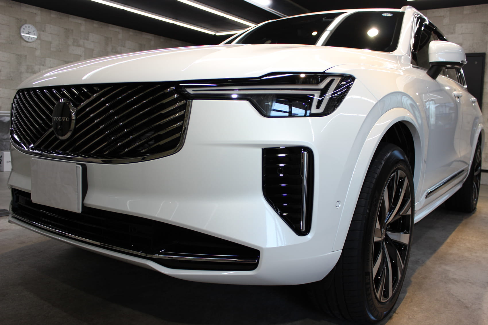 ボルボ XC90 クリスタルホワイトプレミアムメタリック フロントバンパー左