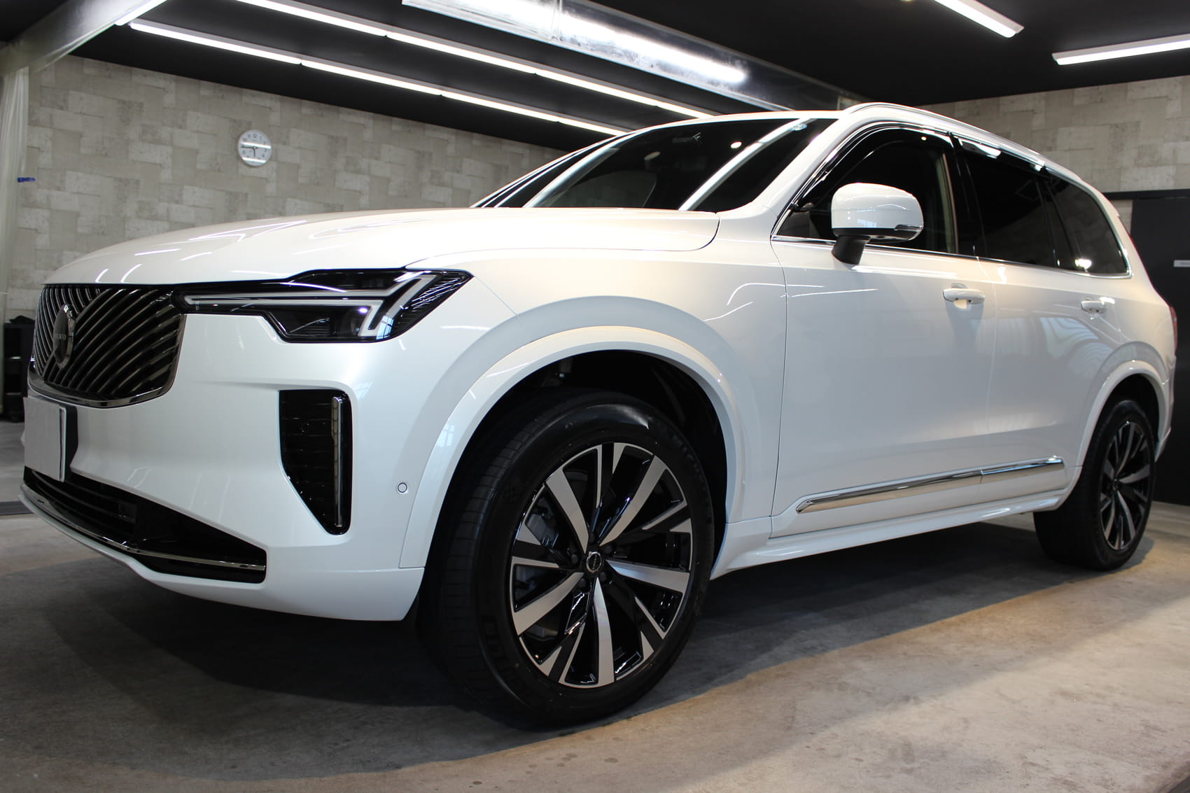ボルボ XC90 クリスタルホワイトプレミアムメタリック ホイール